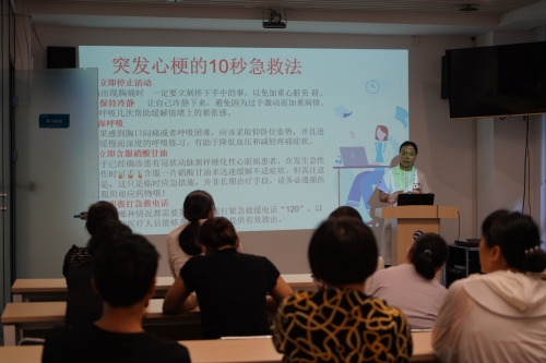 河南分公司邀请健康专家举办“心脑血管疾病防治与健康管理”讲座，医生深入浅出地讲解了夏季血压、血糖、血脂波动的风险因素及科学管理策略，指导老年人日常饮食调节、适度运动安排和规律作息的重要性，为居民筑起健康防线。